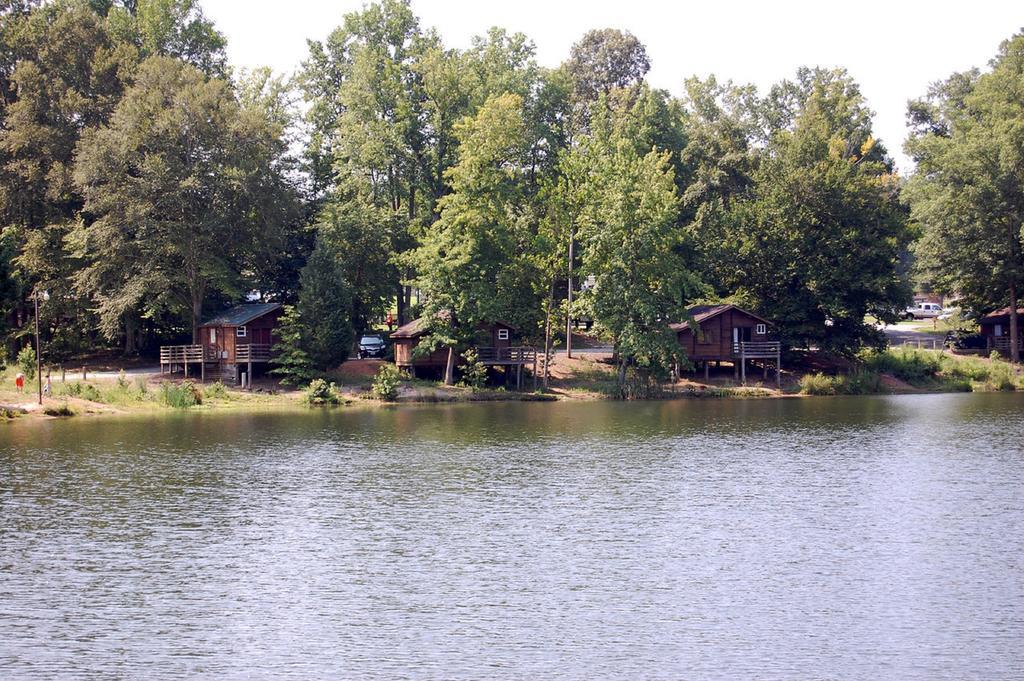 Forest Lake Camping Resort Lakefront Cabin 8 Advance المظهر الخارجي الصورة