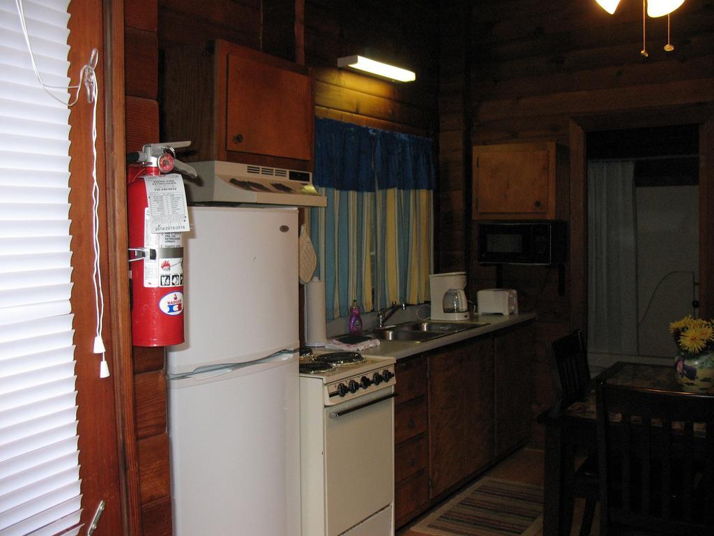 Forest Lake Camping Resort Lakefront Cabin 8 Advance المظهر الخارجي الصورة