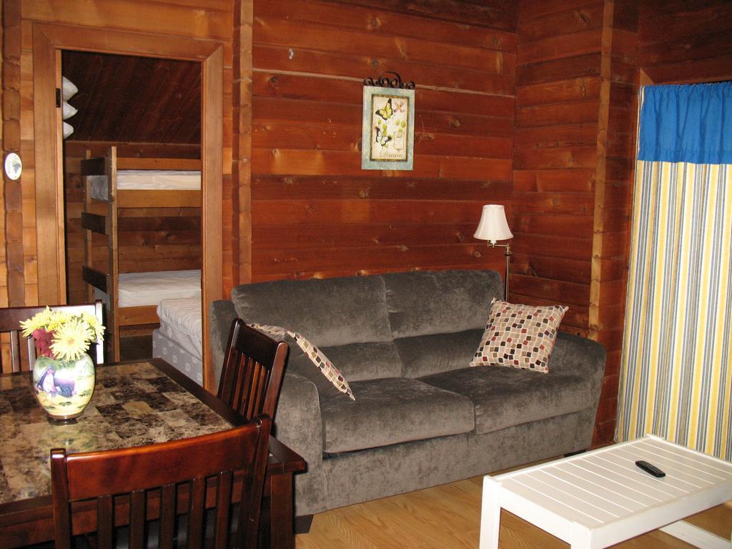 Forest Lake Camping Resort Lakefront Cabin 8 Advance المظهر الخارجي الصورة
